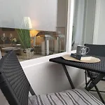 - Haus Q, App 0q0504 *